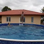 House Adrelot Nyaraló